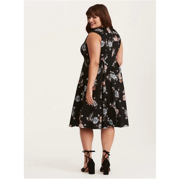 Torrid - Floral v-neck Dress - Picture 6 of 7